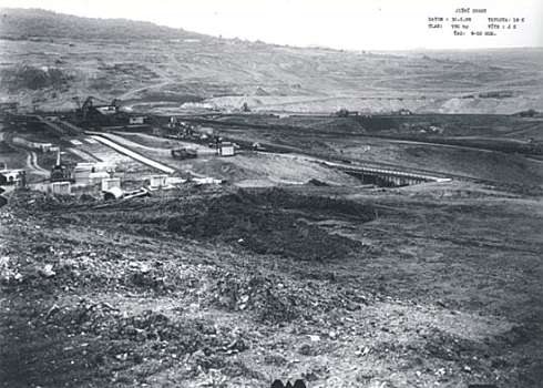 Rok 1989 - těžba hnědého uhlí v lomu Chabařovice - pohled na kopec Rovný